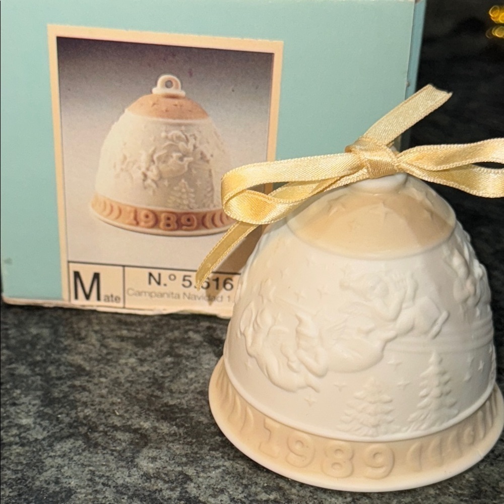 Lladro Cream holiday angel 1989 Decorative Bell Accent